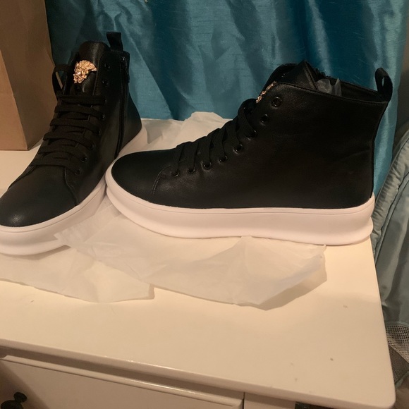 New Versace - Picture 2 of 5